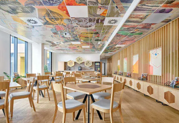 Designové prostory academyHUB v Praze Karlíně pro školení, workshopy a firemní setkání.