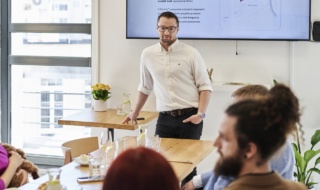 Pohovor, školení nebo porada? AQE academy HUB Vary má dveře otevřené